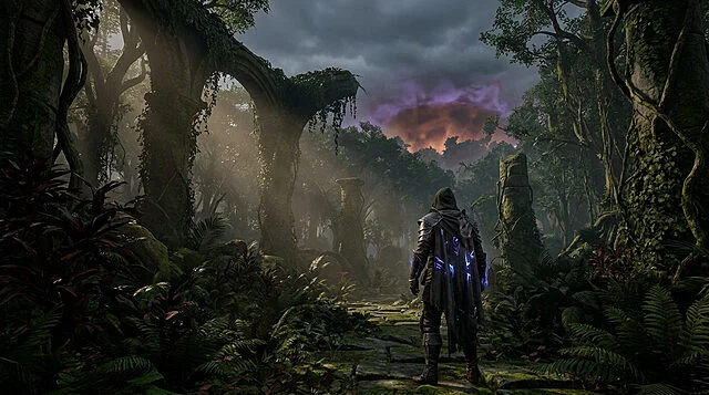 Un aventurier capé contemple des ruines antiques dans une jungle mystérieuse sous un ciel orageux violet dans Diablo 4.