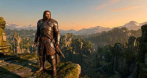 Kliff, un guerrier en armure, contemple un vaste paysage de ruines antiques au coucher du soleil dans Crimson Desert.