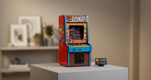 Une réplique miniature en briques LEGO d'une borne d'arcade classique Donkey Kong posée sur un socle.
