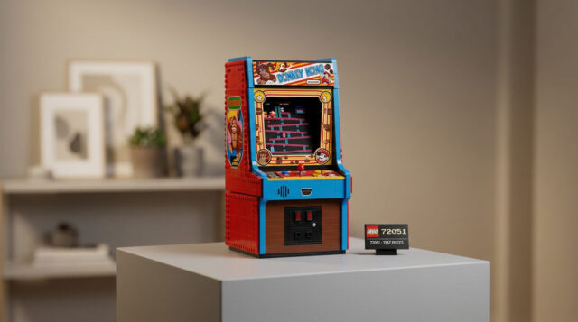 Borne d'arcade LEGO Donkey Kong Une réplique miniature en briques LEGO d'une borne d'arcade classique Donkey Kong posée sur un socle.