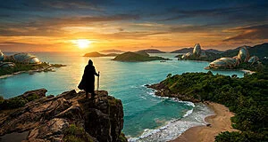Une silhouette encapuchonnée observe une baie tropicale futuriste au coucher du soleil.