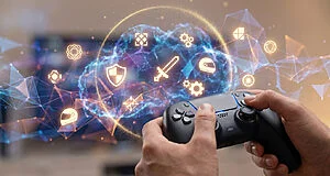 Mains tenant une manette de jeu face à une interface numérique en 3D représentant des genres de jeux vidéo en nuage.