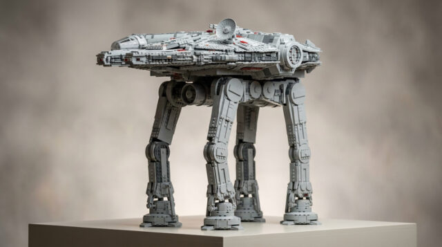 Faucon Millenium LEGO transformé en marcheur AT-AT Une création LEGO hybride combinant le Faucon Millenium et quatre jambes mécaniques de type marcheur impérial AT-AT.