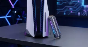 Une console PS5 Pro et un SSD NVMe avec dissipateur thermique posés sur un bureau dans une ambiance gaming néon.