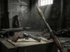 Resident Evil Requiem : les meilleures armes pour survivre à l’horreur Un revolver et un lance-roquettes posés sur une caisse en bois dans un entrepôt sombre et délabré.