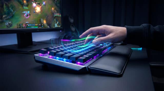 Meilleurs claviers mécaniques 2026 : quelle switch choisir ? Main d'un joueur interagissant avec un clavier mécanique RGB rétroéclairé avec des effets visuels dynamiques.