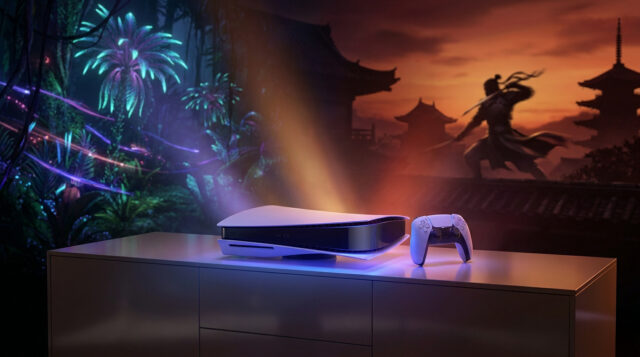 PlayStation 5 : Nouveaux jeux PS Plus juillet 2026 Console PlayStation 5 et manette DualSense posées sur un meuble devant un décor de guerrier samouraï et une jungle.