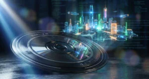 Un disque optique brillant posé sur une surface sombre, avec une ville futuriste holographique projetée en arrière-plan.