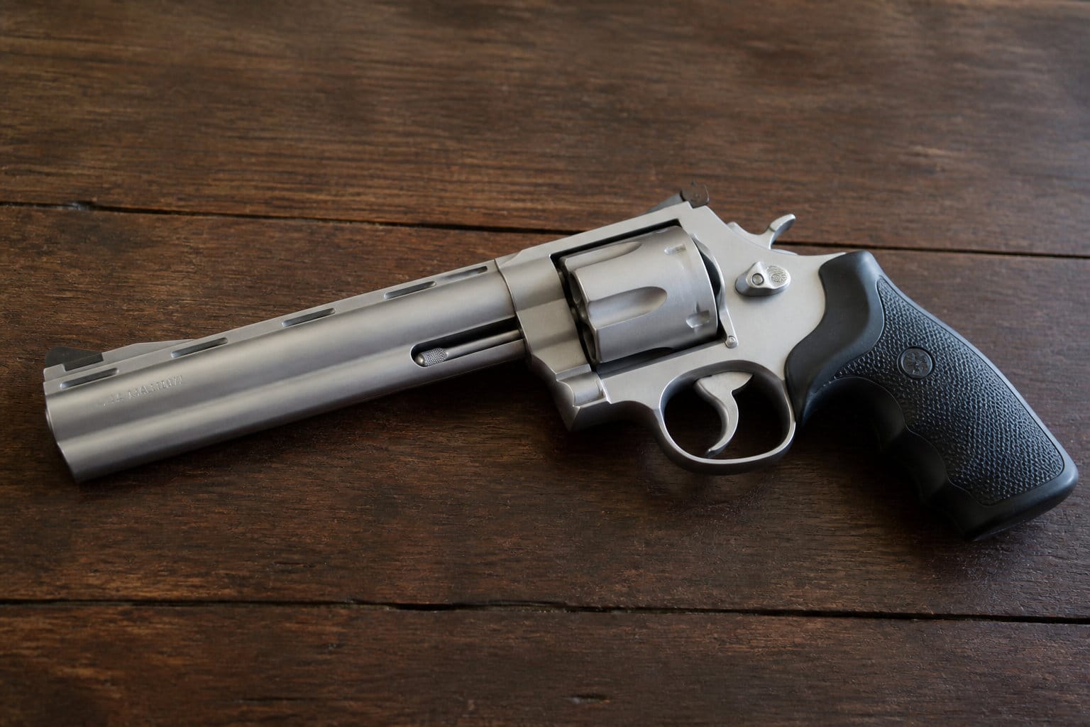 Le Magnum Requiem : l'arme de poing dévastatrice pour Leon et Grace