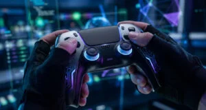 Mains portant des gants techniques tenant une manette futuriste devant un écran rempli de données numériques.