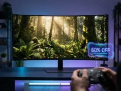 Promo Metal Gear Solid Delta : profitez de 60 % de remise Un joueur utilisant une manette devant un écran incurvé affichant une forêt et une promotion de 60 % de réduction.