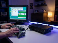 Mains jouant au Solitaire Windows 95 sur un écran CRT relié à une console PlayStation 2 posée sur un bureau.