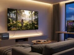 Steam Machine 2026 vs PC : quel choix pour votre salon ? Un salon moderne avec une Steam Machine compacte et un PC de bureau gaming connectés à une grande télévision.