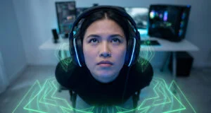 Une joueuse concentrée portant un casque gaming avec des ondes sonores numériques vertes autour d'elle.
