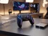 Quels accessoires acheter pour votre future Nintendo Switch 2 ? Manette noire rétroéclairée, coque transparente et disque dur posés sur un bureau de gamer avec PC en arrière-plan.