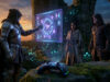 Les nouveaux mods BG3 console transforment ton aventure Trois personnages fantastiques regardent une interface magique holographique avec une manette de jeu au premier plan.