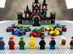 Nouveautés LEGO Super Mario : le tournant des minifigurines Huit figurines LEGO et des karts miniatures alignés sur une plaque de base devant un grand château en briques LEGO.