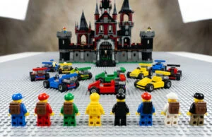 Nouveautés LEGO Super Mario : le tournant des minifigurines Huit figurines LEGO et des karts miniatures alignés sur une plaque de base devant un grand château en briques LEGO.