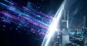 Visualisation abstraite de flux de données numériques bleus et violets percutant une barrière lumineuse au-dessus d'une ville.