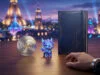 Bonus de précommande Pokémon Legends Z-A : où l’avoir au meilleur prix ? Objets collector Pokémon Legends Z-A sur une table avec la Tour Eiffel en arrière-plan.