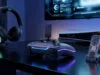 Quels accessoires seront compatibles avec la PlayStation 6 Setup gaming futuriste avec une manette, un casque et un SSD sur une table devant une console de jeu floutée.