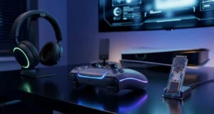 Setup gaming futuriste avec une manette, un casque et un SSD sur une table devant une console de jeu floutée.
