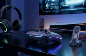 Quels accessoires seront compatibles avec la PlayStation 6 Setup gaming futuriste avec une manette, un casque et un SSD sur une table devant une console de jeu floutée.