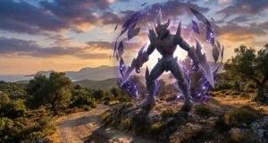 Le Pokémon Scalpereur entouré d'une aura d'énergie violette, debout sur un sentier rocheux au coucher du soleil.