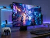 Meilleur écran HDMI 2.1 pour PS5 Pro : profitez de la 4K Moniteur gaming affichant un jeu de tir futuriste avec une manette PS5 sur un bureau rétroéclairé.