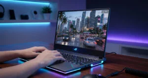 Mains d'un joueur utilisant un PC portable gamer affichant un jeu de style GTA 6 en ville avec un indicateur 60 FPS.