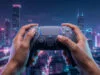 Optimisez vos réglages manette sur GTA 6 pour une précision maximale Mains tenant une manette de jeu devant une vue nocturne d'une ville futuriste aux néons roses et bleus.