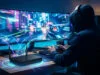 Meilleure box fibre pour le gaming 2026 : quel opérateur choisir ? Gamer portant un casque devant un écran large, avec une box fibre diffusant des faisceaux lumineux de connexion rapide.