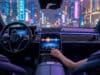 GTA 6 : liste complète des musiques et stations de radio Vue intérieure d'une voiture moderne sous la pluie avec un écran affichant un égaliseur audio dans une ville néon.