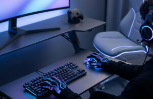 Accessoires gaming : l’expérience de jeu ultime en 2026 Un joueur portant des gants lumineux utilise un clavier et une souris dans un setup gaming moderne avec éclairage néon.