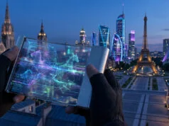 Pokédex de Pokémon Legends Z-A : ce que révèlent les fuites Une personne tient un appareil futuriste affichant des données Pokémon devant le paysage urbain de Paris au crépuscule.