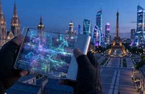 Pokédex de Pokémon Legends Z-A : ce que révèlent les fuites Une personne tient un appareil futuriste affichant des données Pokémon devant le paysage urbain de Paris au crépuscule.