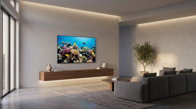Salon moderne avec TV 4K sans fil Salon épuré avec téléviseur mural affichant un récif corallien, sans aucun câble visible sous l'appareil.