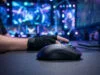 Logitech G Pro X Superlight 3 : faut-il craquer pour l’esport ? Gros plan sur une souris gaming Logitech G Pro X Superlight 3 posée sur un tapis, avec un joueur en arrière-plan.