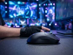 Logitech G Pro X Superlight 3 : faut-il craquer pour l’esport ? Gros plan sur une souris gaming Logitech G Pro X Superlight 3 posée sur un tapis, avec un joueur en arrière-plan.