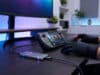 Meilleur SSD externe pour Steam Deck 2026 : boostez votre stockage Un Steam Deck connecté à un SSD externe argenté avec éclairage LED bleu sur un bureau moderne.