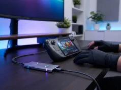 Meilleur SSD externe pour Steam Deck 2026 : boostez votre stockage Un Steam Deck connecté à un SSD externe argenté avec éclairage LED bleu sur un bureau moderne.