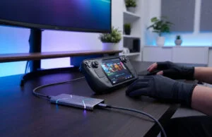 Meilleur SSD externe pour Steam Deck 2026 : boostez votre stockage Un Steam Deck connecté à un SSD externe argenté avec éclairage LED bleu sur un bureau moderne.