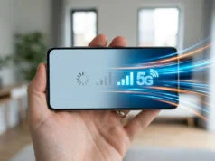 Connexion internet lente smartphone : l’astuce de 5 secondes Main tenant un smartphone avec des icônes de chargement et de signal 5G entourées d'effets de vitesse lumineux.