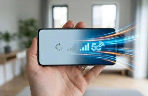 Connexion internet lente smartphone : l’astuce de 5 secondes Main tenant un smartphone avec des icônes de chargement et de signal 5G entourées d'effets de vitesse lumineux.