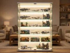 Comment protéger et exposer ses sets LEGO gaming chez soi Une grande vitrine en verre éclairée par des LED contenant divers modèles LEGO dans un salon élégant.