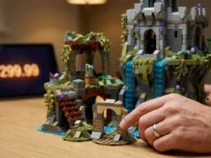 LEGO Zelda : quel budget prévoir pour les nouveaux sets ? Mains assemblant un set LEGO Zelda détaillé représentant un arbre et un château avec un prix de 299,99 affiché derrière.