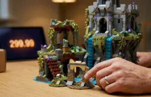 LEGO Zelda : quel budget prévoir pour les nouveaux sets ? Mains assemblant un set LEGO Zelda détaillé représentant un arbre et un château avec un prix de 299,99 affiché derrière.