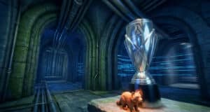 Un trophée brillant et une statuette de raton laveur en bois posés dans un couloir sombre aux allures de donjon.