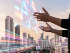 GTA 6 : comment réussir votre précommande chez Micromania Une personne manipulant une interface holographique numérique devant un paysage urbain moderne au coucher du soleil.