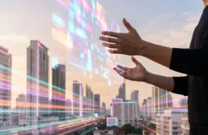 GTA 6 : comment réussir votre précommande chez Micromania Une personne manipulant une interface holographique numérique devant un paysage urbain moderne au coucher du soleil.